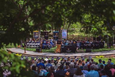 The morning commencement ceremony at Cassel 剧院 on Saturday, May 13, 2023